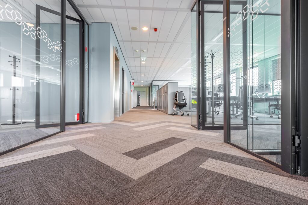 Bureaux rénovés à Évreux par Arista Concept, cloisons vitrées et sol vinyle