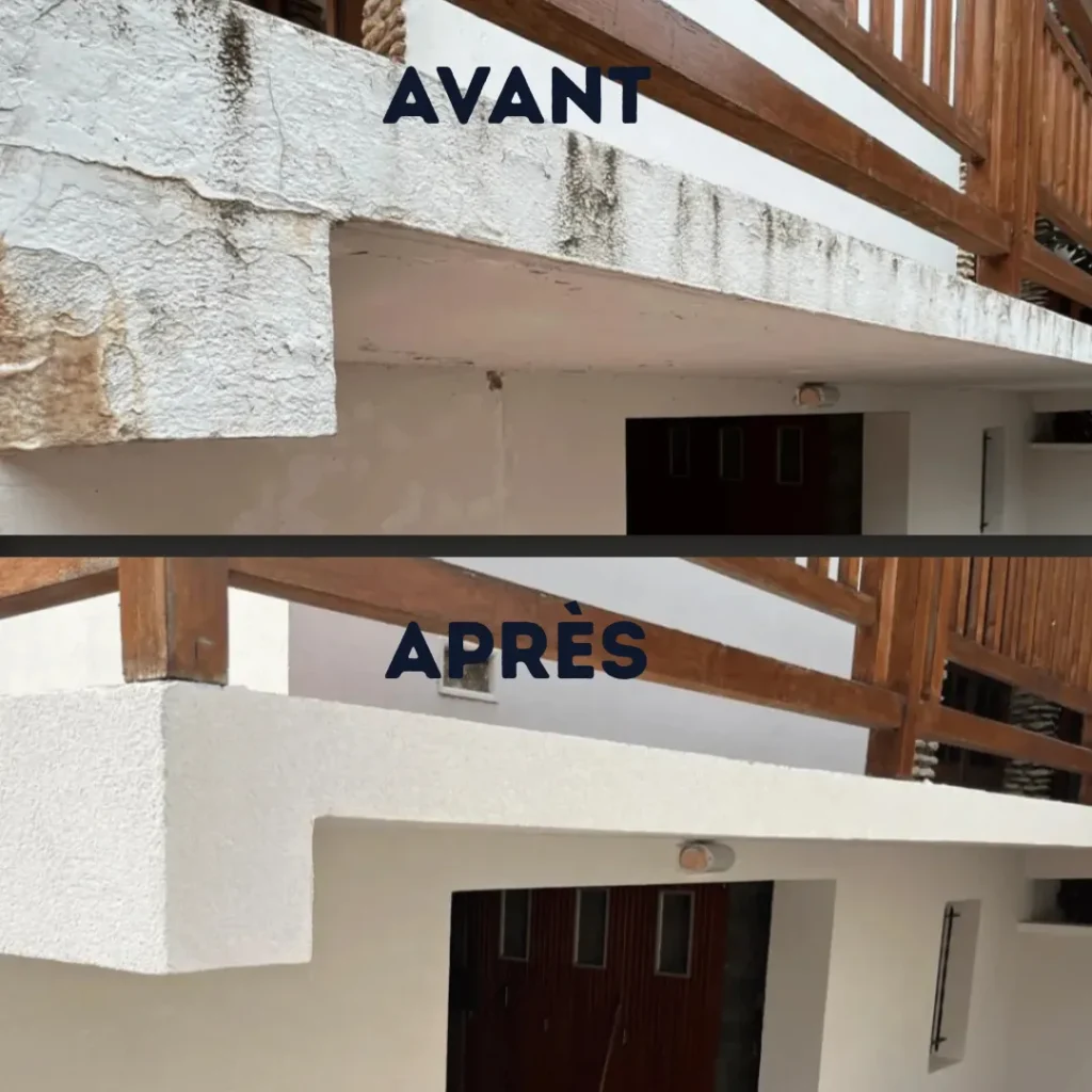 Façade à Pont-de-l'Arche, avant et après : mousses sous le débord de balcon traitées puis finition grattée blanche